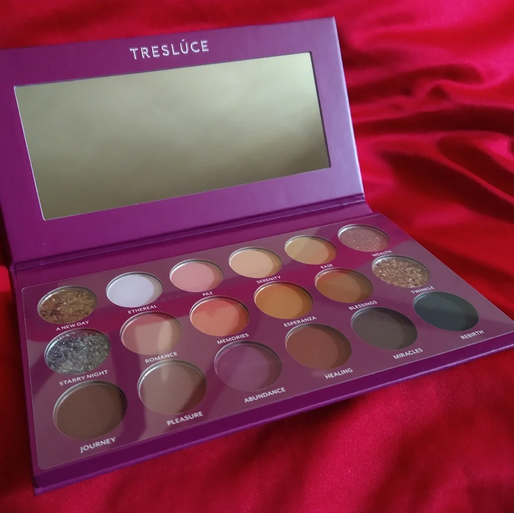 TRESLÚCE BEAUTY Limited Edition Midnight Deseos Eyeshadow Palette - Picture 3 of 3